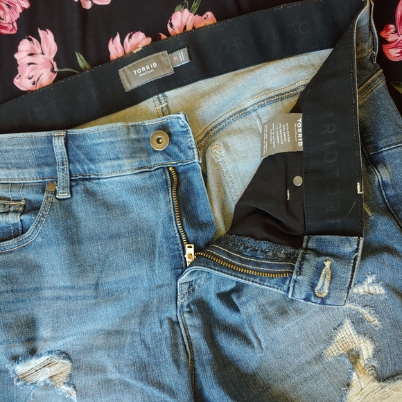 Torrid Crop Bombshell Straight Premium Stretch Distressed High Rise Jean 20 NWOT - Picture 6 of 11